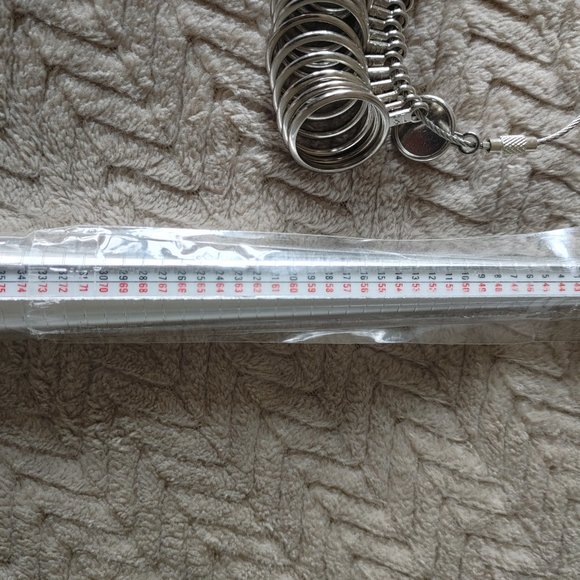 New Ring Sizer Tool with Ring Gauges and Finger sizer - Picture 2 of 4